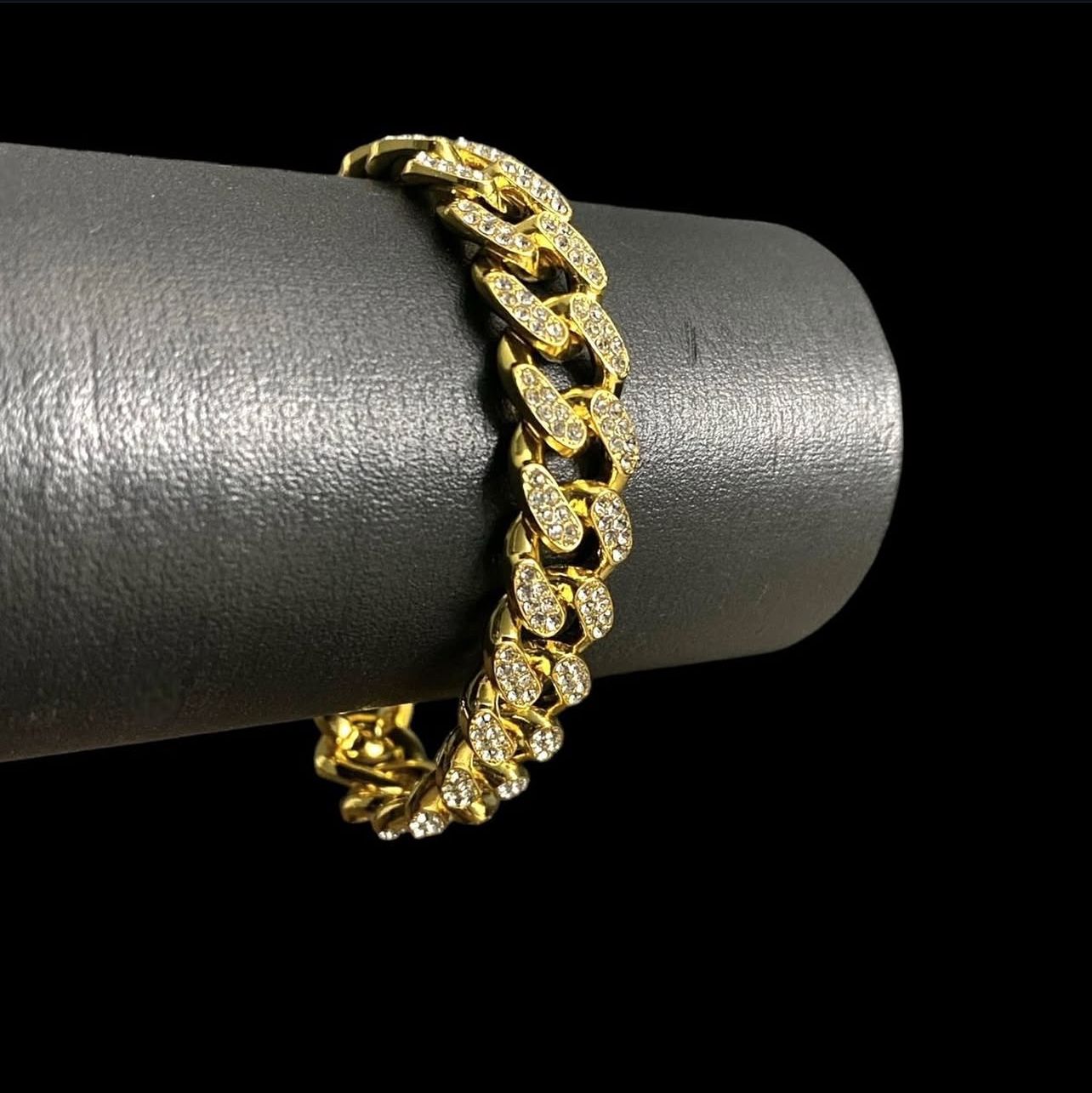 PULSEIRA CRAVEJADA BANHADO A OURO 18K