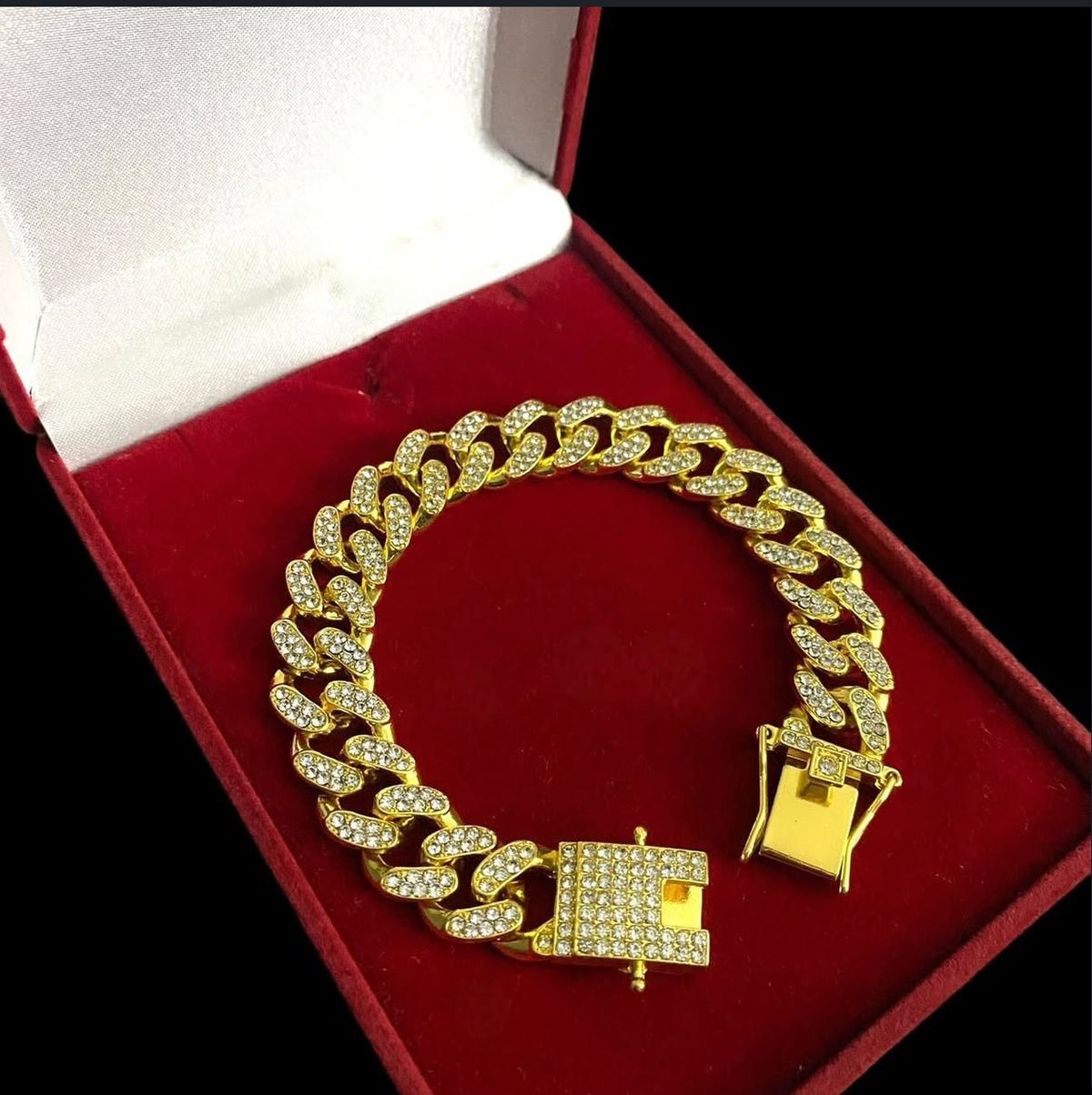 PULSEIRA CRAVEJADA BANHADO A OURO 18K