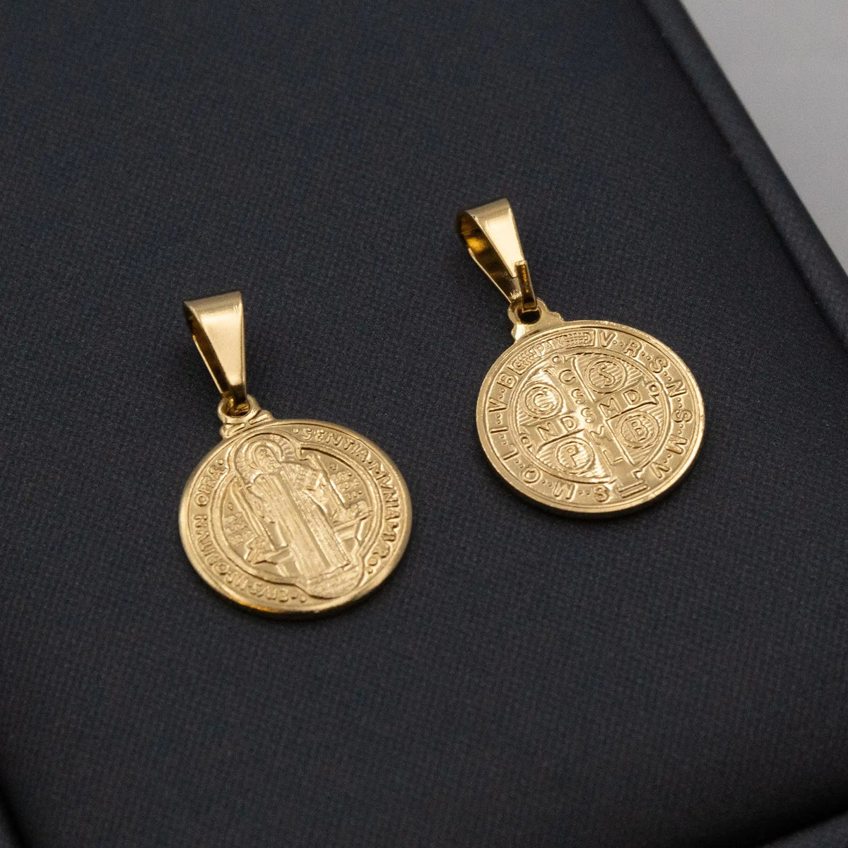 Pingente São Bento 15mmx15mm Banhado Ouro 18k